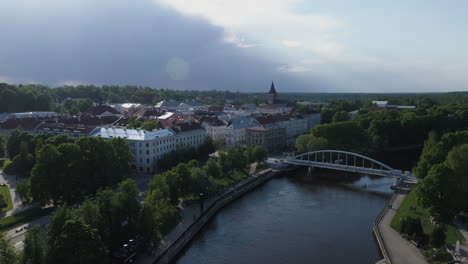 Famous-old-pedestrian-bridge-and-old-town-of-Tartu,-Estonia