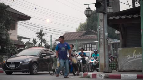 Hombre-Caminando-Por-Una-Calle-Muy-Transitada-En-Asia
