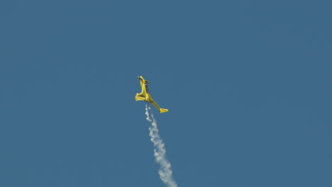 Nahaufnahme-Eines-Kunstflug-Stuntflugzeugs-Beim-Klettern-Mit-Rauchspur