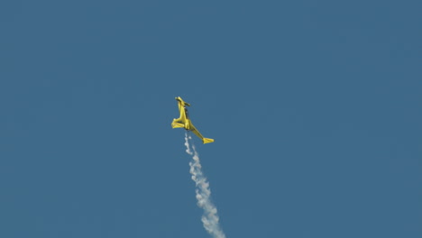 Primer-Plano-De-Un-Avión-Acrobático-Subiendo-Con-Un-Rastro-De-Humo