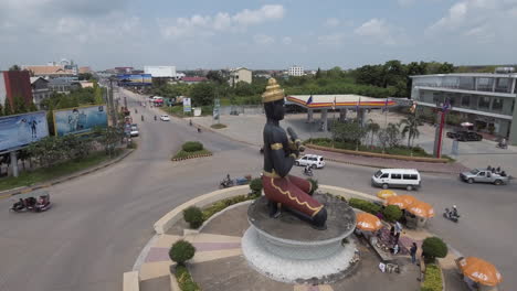 Ariel-view-of-low-panning-shot-around-roundabout-with-iconic-statue