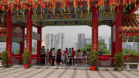 Contraste-De-La-Arquitectura-Tradicional-Y-Moderna-En-El-Templo-Thean-Hou