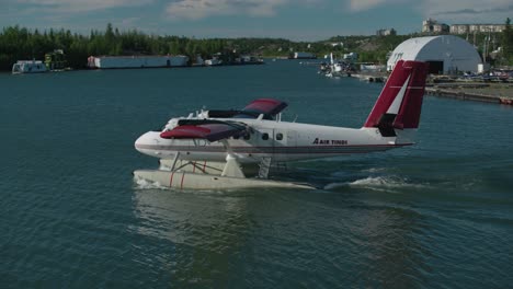 Wasserflugzeug-Twin-Otter-Bereitet-Sich-Auf-Den-Start-Vor