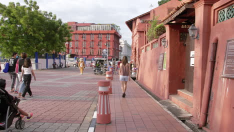 Los-Turistas-Exploran-El-Casco-Antiguo-De-Malaca-Disfrutando-Del-Patrimonio-Y-La-Atmósfera-Vibrante.