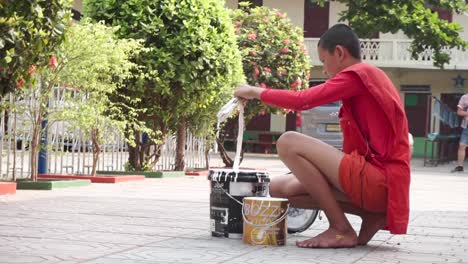 Joven-Budista-Trabajando-En-Un-Templo