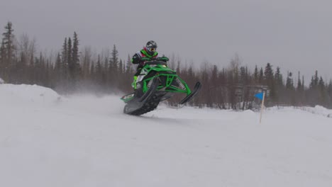 Pasarela-De-Motos-De-Nieve-Arctic-Cat-Sobre-Una-Colina-En-El-Viento-De-Nieve