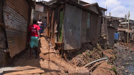 Menschen-Gehen-In-Der-Nähe-Eines-Abwasserflusses-Im-Kenianischen-Slum-Kibera-In-Nairobi-Spazieren