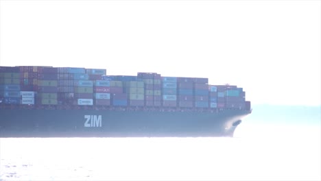 Großes-Containerschiff,-Das-über-Ein-Sonniges-Gewässer-Fährt
