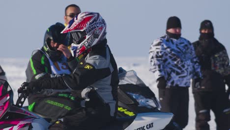 Foto-De-Perfil-De-Corredor-De-Motos-De-Nieve-Con-Ropa-Colorida-Y-Gafas-509