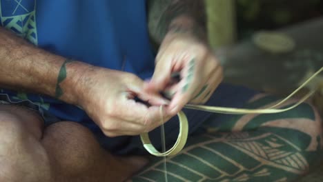Hawaiianisches-Traditionelles-Hala-Baum-Blätterweben,-Durchgeführt-Von-Einem-Tätowierten-Einheimischen-Mann-–-Detailaufnahme-Aus-Nächster-Nähe