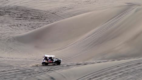 Dünenbuggy-Rast-Durch-Die-Wüste-In-Peru