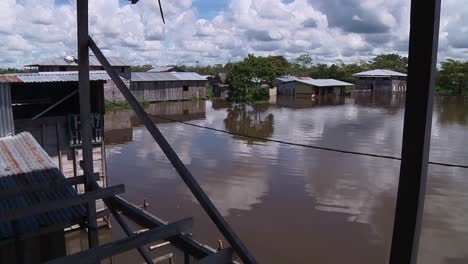 Holzgebäude-Mit-Wellblechdächern,-Das-In-Iquitos,-Peru,-Im-Hochwasser-Steht