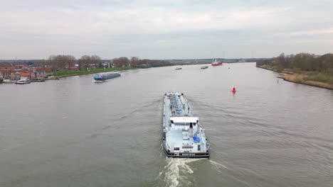 Toma-Fija-Del-Largo-Crucero-De-Tanques-De-Motor-Interior-De-Banzystad-En-Zwijndrecht,-Países-Bajos