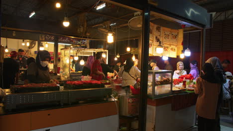 Muslimische-Straßenverkäufer,-Die-Klassische-Thailändische-Gerichte-Verkaufen,-Touristen-Im-Berühmten-Asean-Nachtbasar,-Hat-Yai,-Thailand