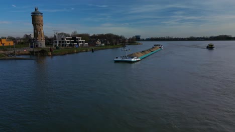 Toma-Aérea-De-Un-Gran-Barco-Avelie-Que-Transporta-Materiales-De-Construcción,-Dordrecht,-Países-Bajos