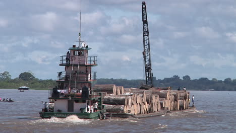 Barco-Maderero-Empujando-Barcaza-Con-árboles-Cortados-En-Perú