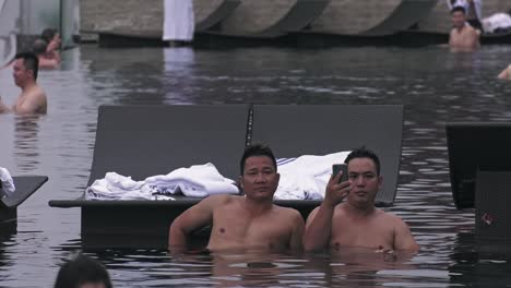 Turistas-Relajándose-En-La-Piscina-Infinita-Del-Hotel-Marina-Bay-Sands-En-Singapur