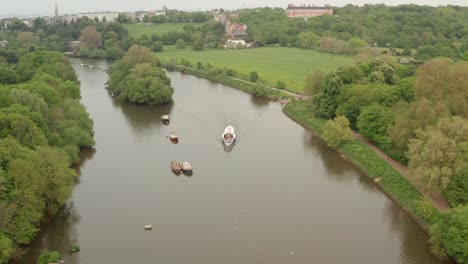 Schwenk-Nach-Unten,-Luftaufnahme-über-Einem-Paddelschiff-Auf-Der-Themse