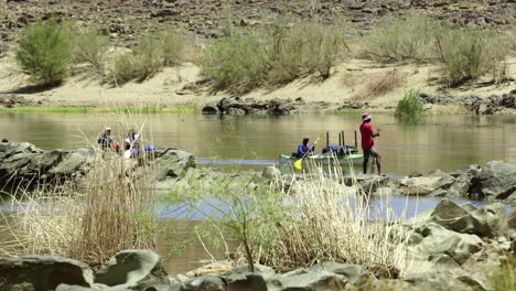 Kajakfahrer-Fahren-Flussabwärts-Und-Genießen-Den-Fish-River-Canyon-In-Namibia-–-Lange,-Weite,-Statische-Aufnahme