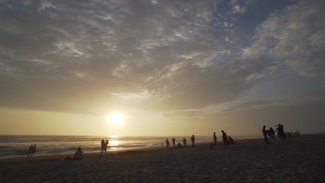 Sonnenuntergang-Am-Strand-Im-Zeitraffer-An-Der-Playa-Yumaque-Mit-Silhouetten-Von-Menschen