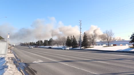 Tagsüber-Steigt-Rauch-Aus-Einem-Versehentlichen-Brand-In-Der-Stadt-Brampton-In-Ontario,-Kanada-Auf