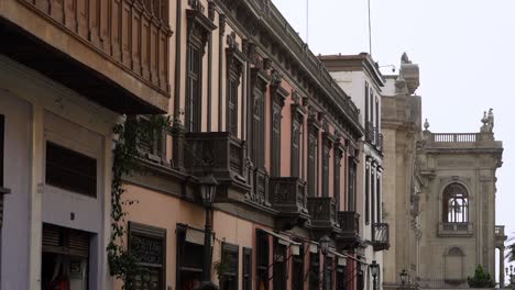 Balcones-Antiguos-Tradicionales-De-Madera-Y-Marcos-De-Ventanas-En-Edificios-En-Lima,-Perú.