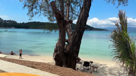 Wunderschöne-Aufnahme-Eines-Weißen-Sandstrandes-Und-Türkisfarbenen-Wassers-Am-Choengmon-Strand-In-Koh-Samui,-Thailand