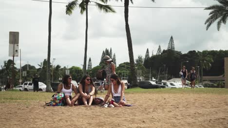 Jóvenes-Adolescentes-Pasando-El-Rato-En-La-Playa-En-La-Isla-De-Oahu,-Hawaii---Toma-Amplia