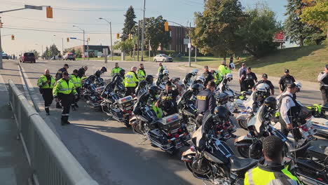 Die-Motorradeinheit-Der-Polizei-Von-Toronto-Versammelt-Sich-Zur-Vorbereitung-Der-Beerdigung-Eines-Gefallenen-Beamten