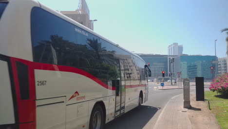 Vista-Cercana-De-La-Tierra-Durante-El-Día-En-El-Autobús-Rta-En-El-Tráfico-Cerca-Del-Centro-Comercial-De-La-Estación-Emirates-En-Dubai,-Emiratos-Árabes-Unidos,-En-Septiembre-De-2020