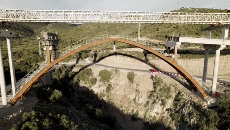 Zeitrafferaufnahmen-Der-Im-Bau-Befindlichen-Neuen-Brückenstruktur-In-Barranco-De-La-Bota-Und-Des-Strahlwerfers-In-Der-Morella-Road