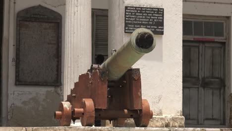 Blick-Auf-Die-Alte-Artilleriekanone-Vor-Dem-Haus-Der-Wunder-In-Sansibar