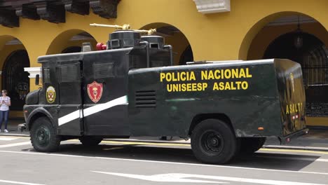 Geparkter-Wasserwerfer-Der-Polizei-Zur-Aufstandsbekämpfung-In-Peru
