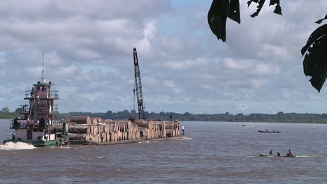 Barco-Maderero-Empujando-Barcaza-Con-árboles-Talados-En-Perú