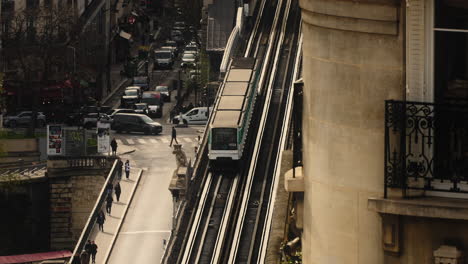 Oberirdischer-U-Bahn-Zug-In-Paris-Auf-Einer-Brücke,-Gefilmt-In-Filmischer-Zeitlupe-Aus-Der-Vogelperspektive