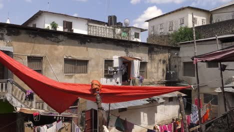 Gran-Tela-Roja-Secándose-En-El-Patio-De-Zanzíbar