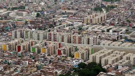 Modernos-Edificios-De-Condominios-En-Lima-Perú-Al-Lado-De-La-Autopista.