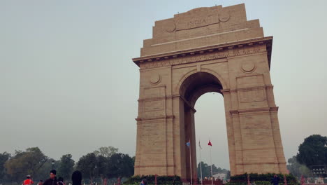 Turista-En-La-Histórica-Puerta-De-La-India,-Nueva-Delhi,-India,-Toma-Inclinada---4k