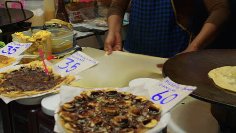 Nahaufnahme-Eines-Kochs,-Der-Klassisches-Thailändisches-Streetfood-Auf-Dem-ASEAN-Nachtbasar-In-Hat-Yai,-Thailand,-Zubereitet