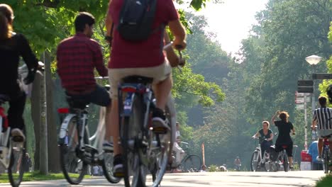 Gente-En-Bicicleta-En-El-Entorno-Del-Parque-De-Verano