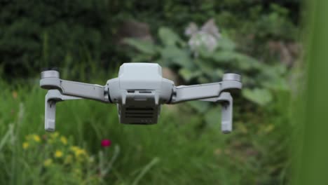 Drohne-Schwebt-In-Der-Luft-Und-Beschleunigt-Vorwärts,-Weg-Von-Der-Kamera