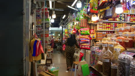 Vendedores-Organizando-Productos-De-Tienda-En-El-Mercado-De-Kim-Yong-En-Hat-Yai,-Songkhla,-Tailandia,-Asia