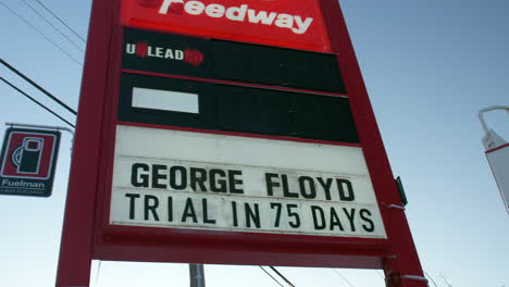 Ein-Schild-Zählt-Die-Tage-Bis-Zum-Prozess-Gegen-George-Floyd-In-Der-Nachbarschaft-Herunter,-In-Der-Er-Im-Mai-2020-Von-Polizeibeamten-In-Minneapolis-Getötet-Wurde
