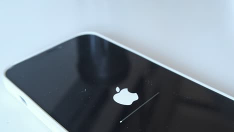 Tech-Revival:-Nahaufnahme-Des-IPhone-Neustarts-Mit-Neuem-Firmware-Upgrade