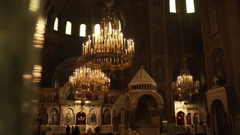 Innenraum-Der-Orthodoxen-Kathedrale-Mit-Ikonostase-Und-Kronleuchtern-Mit-Kerzen