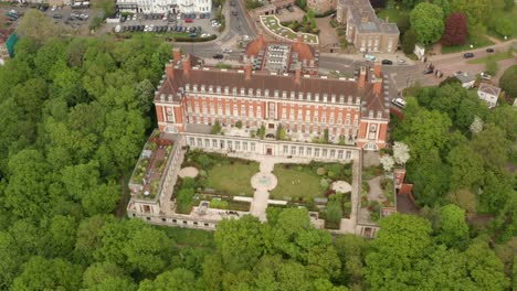 Toma-Aérea-Circular-Sobre-La-Estrella-Real-Y-El-Edificio-Garter-De-Londres