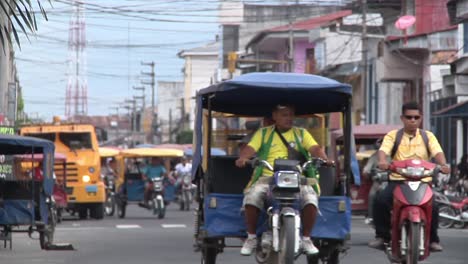 Vista-Hacia-Abajo-Concurrida-Intersección-Con-Tráfico-En-Iquitos,-Perú