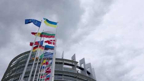 La-Solidaridad-Conceptual-Del-Pueblo-Europeo-Con-Ucrania-En-Forma-De-Banderas-Simbólicas---Parlamento-Europeo,-Estrasburgo,-Francia
