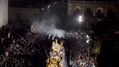 Semana-Santa-Prozessionen-Schweben-Nachts-Umgeben-Von-Menschen-Vor-Der-Kathedrale-Von-Antigua,-Guatemala