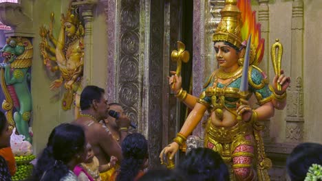 Sacerdote-Hindú-Diciendo-Oración-Dentro-Del-Templo-De-Sri-Veeramakaliamman
